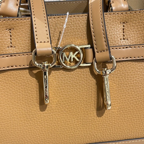 Michael Kors Reed Small Satchel Crossbody Center Zip Bag
Color: Deer
NWT - Picture 12 of 16